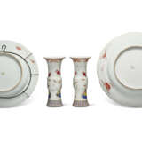 A GROUP OF FOUR FAMILLE ROSE VESSELS - photo 2