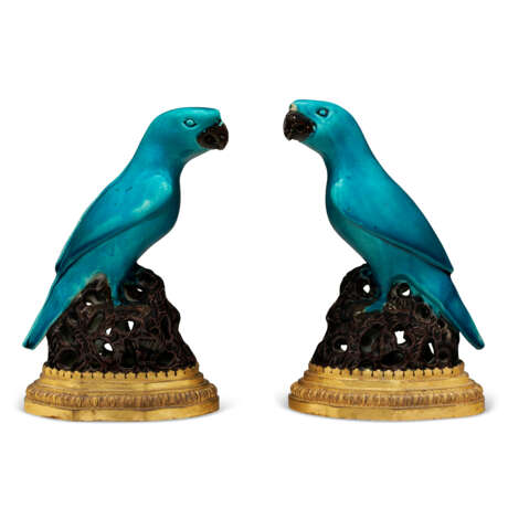 A PAIR OF TURQUOISE-GLAZED FIGURES OF PARROTS WITH ORMOLU MOUNTS - Foto 3