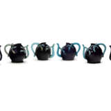 A GROUP OF SIX AUBERGINE AND TURQUOISE-GLAZED PEACH-FORM 'CADOGAN' TEAPOTS - Foto 2
