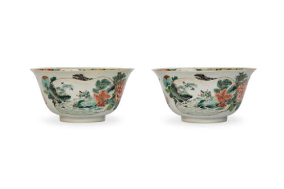 A PAIR OF FAMILLE VERTE BOWLS - photo 1