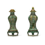 A PAIR OF SMALL FAMILLE VERTE VASES, COVERS AND STANDS - Foto 1