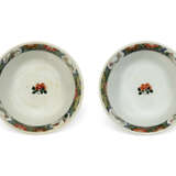 A PAIR OF FAMILLE VERTE BOWLS - photo 3