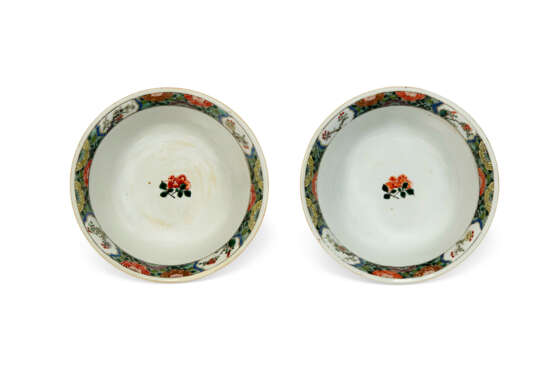 A PAIR OF FAMILLE VERTE BOWLS - фото 3