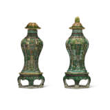 A PAIR OF SMALL FAMILLE VERTE VASES, COVERS AND STANDS - фото 2