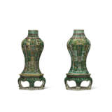 A PAIR OF SMALL FAMILLE VERTE VASES, COVERS AND STANDS - фото 3