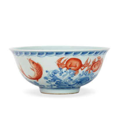 AN IRON-RED-DECORATED BLUE AND WHITE BOWL - фото 1
