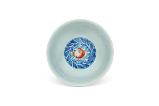AN IRON-RED-DECORATED BLUE AND WHITE BOWL - Foto 3