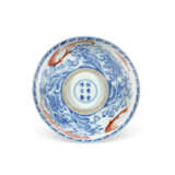 AN IRON-RED-DECORATED BLUE AND WHITE BOWL - фото 4