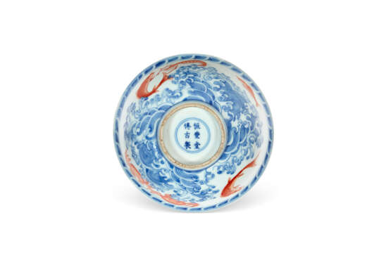 AN IRON-RED-DECORATED BLUE AND WHITE BOWL - фото 4
