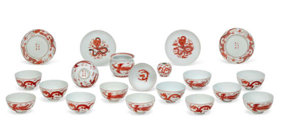 A GROUP OF TWENTY IRON-RED-DECORATED DRAGON BOWLS AND DISHES - Foto 1