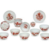 A GROUP OF TWENTY IRON-RED-DECORATED DRAGON BOWLS AND DISHES - фото 1