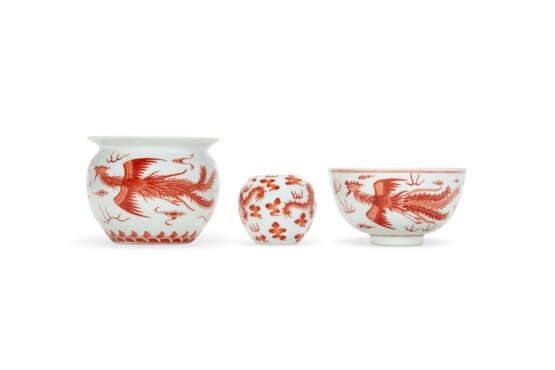 A GROUP OF TWENTY IRON-RED-DECORATED DRAGON BOWLS AND DISHES - фото 2