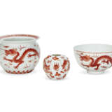 A GROUP OF TWENTY IRON-RED-DECORATED DRAGON BOWLS AND DISHES - фото 5
