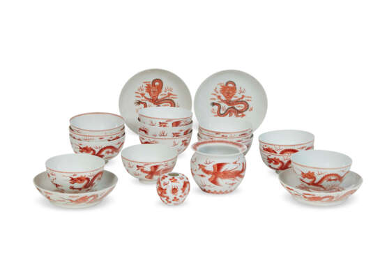A GROUP OF TWENTY IRON-RED-DECORATED DRAGON BOWLS AND DISHES - Foto 6