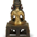 A DATED GILT-BRONZE FIGURE OF AMITAYUS - Foto 4