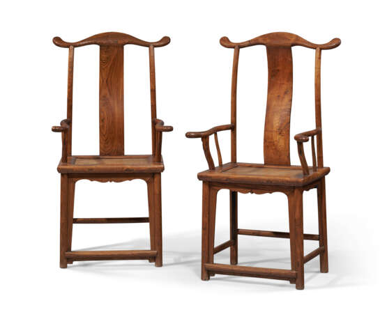 A PAIR OF JUMU 'OFFICIAL'S HAT' ARMCHAIRS - Foto 1