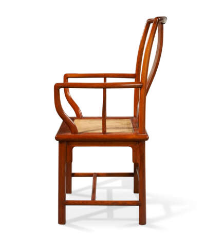 A SET OF SIX TEAK SIDE CHAIRS AND A PAIR OF TEAK ARMCHAIRS - Foto 2