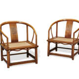 A PAIR OF CHINESE LOW TEAK HORSESHOE-BACK ARMCHAIRS - Foto 1