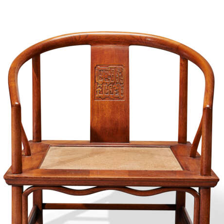 A PAIR OF CHINESE LOW TEAK HORSESHOE-BACK ARMCHAIRS - фото 5