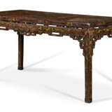 A GILT, POLYCHROME AND BLACK LACQUER PAINTING TABLE - Foto 1