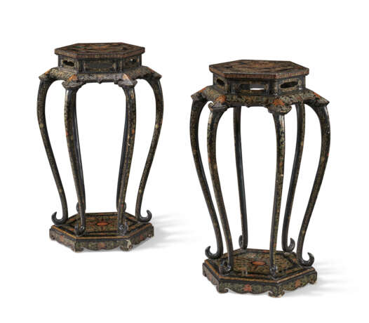A PAIR OF GILT, POLYCHROME AND BLACK LACQUER 'DRAGON' INCENSE STANDS - фото 1