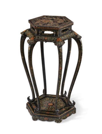 A PAIR OF GILT, POLYCHROME AND BLACK LACQUER 'DRAGON' INCENSE STANDS - photo 3