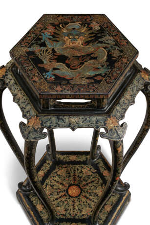A PAIR OF GILT, POLYCHROME AND BLACK LACQUER 'DRAGON' INCENSE STANDS - фото 5