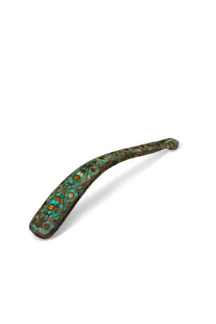 A GOLD AND TURQUOISE-INLAID BRONZE GARMENT HOOK - Foto 1