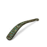 A GOLD AND TURQUOISE-INLAID BRONZE GARMENT HOOK - фото 1