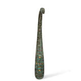 A GOLD AND TURQUOISE-INLAID BRONZE GARMENT HOOK - Foto 2