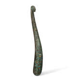 A GOLD AND TURQUOISE-INLAID BRONZE GARMENT HOOK - фото 3