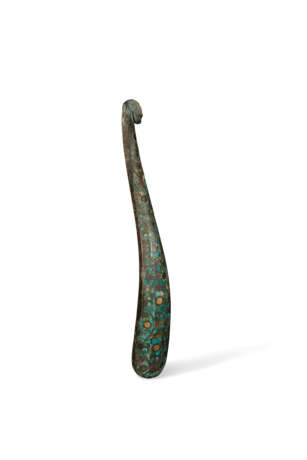 A GOLD AND TURQUOISE-INLAID BRONZE GARMENT HOOK - Foto 3