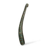 A GOLD AND TURQUOISE-INLAID BRONZE GARMENT HOOK - фото 4