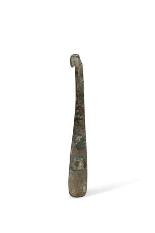 A GOLD AND TURQUOISE-INLAID BRONZE GARMENT HOOK - Foto 5