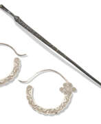 Cuillère. AN UNUSUAL PARCEL-GILT SILVER EAR SPOON AND A PAIR OF SILVER EARRINGS