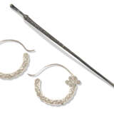 AN UNUSUAL PARCEL-GILT SILVER EAR SPOON AND A PAIR OF SILVER EARRINGS - Foto 1