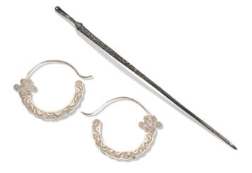 AN UNUSUAL PARCEL-GILT SILVER EAR SPOON AND A PAIR OF SILVER EARRINGS