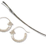 AN UNUSUAL PARCEL-GILT SILVER EAR SPOON AND A PAIR OF SILVER EARRINGS - photo 2