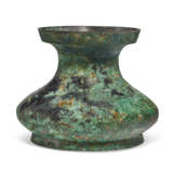 A SMALL BRONZE COMPRESSED GLOBULAR JAR - Foto 2