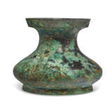 A SMALL BRONZE COMPRESSED GLOBULAR JAR - Foto 3