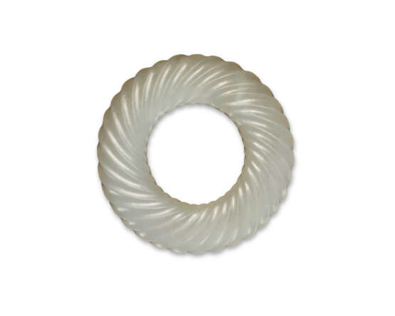 A CARVED WHITE JADE CIRCULAR ORNAMENT - фото 1