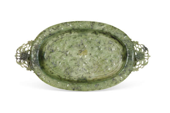 A MUGHAL-STYLE SPINACH-GREEN JADE OVAL TRAY - фото 1