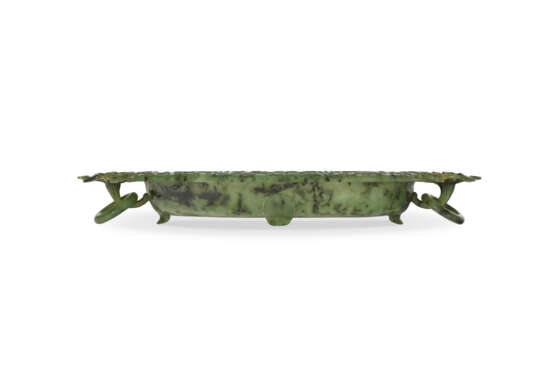 A MUGHAL-STYLE SPINACH-GREEN JADE OVAL TRAY - Foto 2