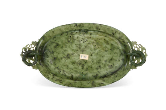 A MUGHAL-STYLE SPINACH-GREEN JADE OVAL TRAY - фото 3