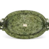 A MUGHAL-STYLE SPINACH-GREEN JADE OVAL TRAY - Foto 3