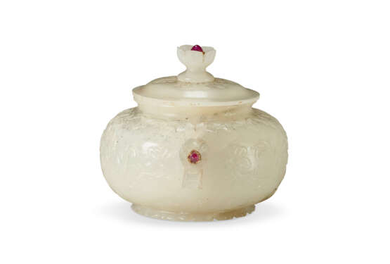 A PALE CELADON RUBY-INSET MUGHAL JADE CENSER AND COVER - фото 4