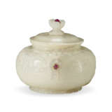 A PALE CELADON RUBY-INSET MUGHAL JADE CENSER AND COVER - Foto 4