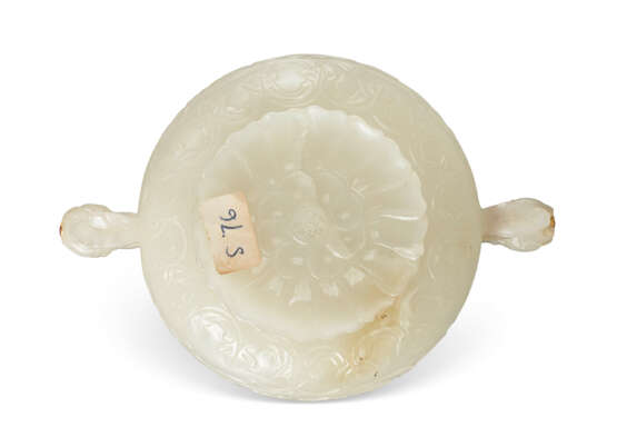A PALE CELADON RUBY-INSET MUGHAL JADE CENSER AND COVER - фото 6