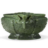 A CARVED SPINACH-GREEN JADE ARCHAISTIC CENSER - Foto 3