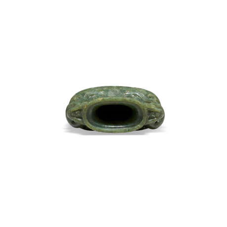 A CARVED SPINACH-GREEN JADE FLATTENED VASE AND COVER - фото 3